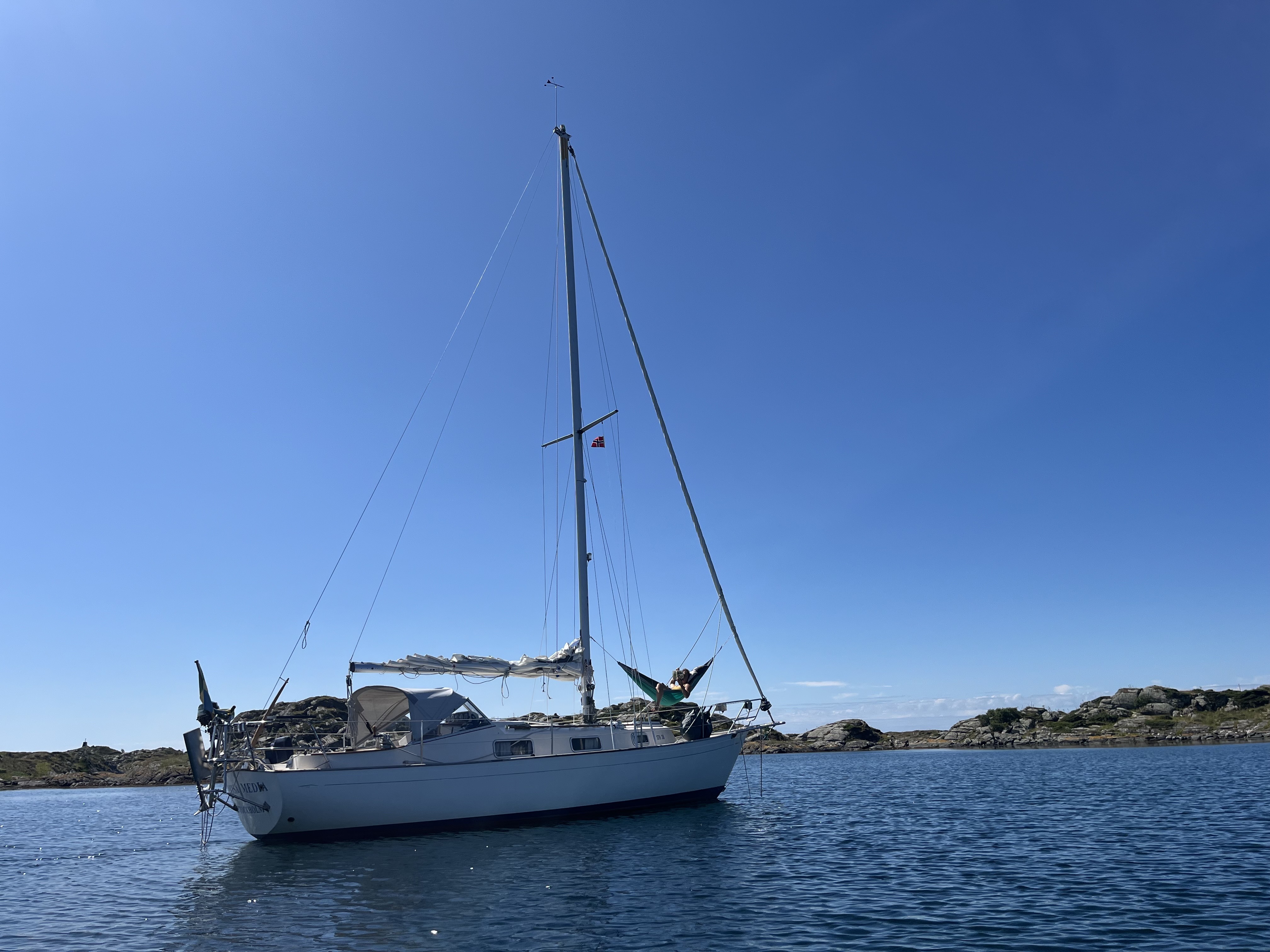 Anchor windlass installation